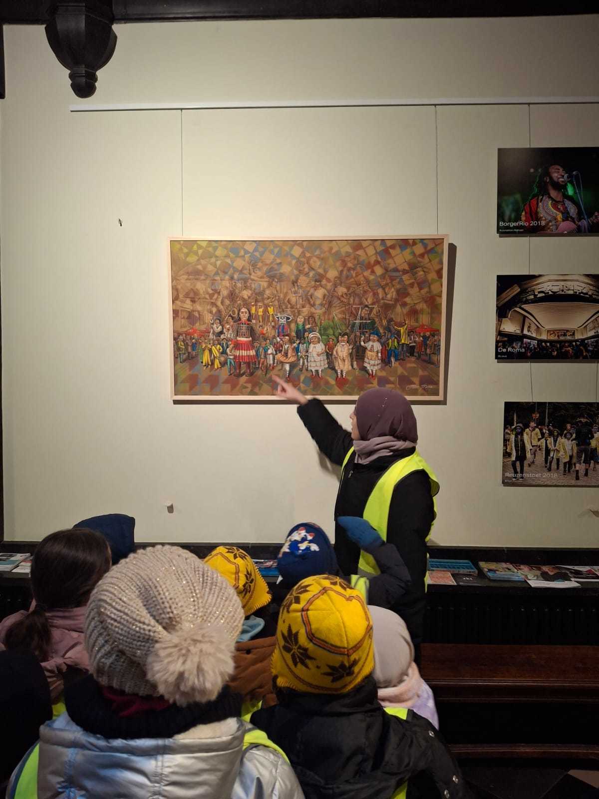 De juf legt een schilderij uit